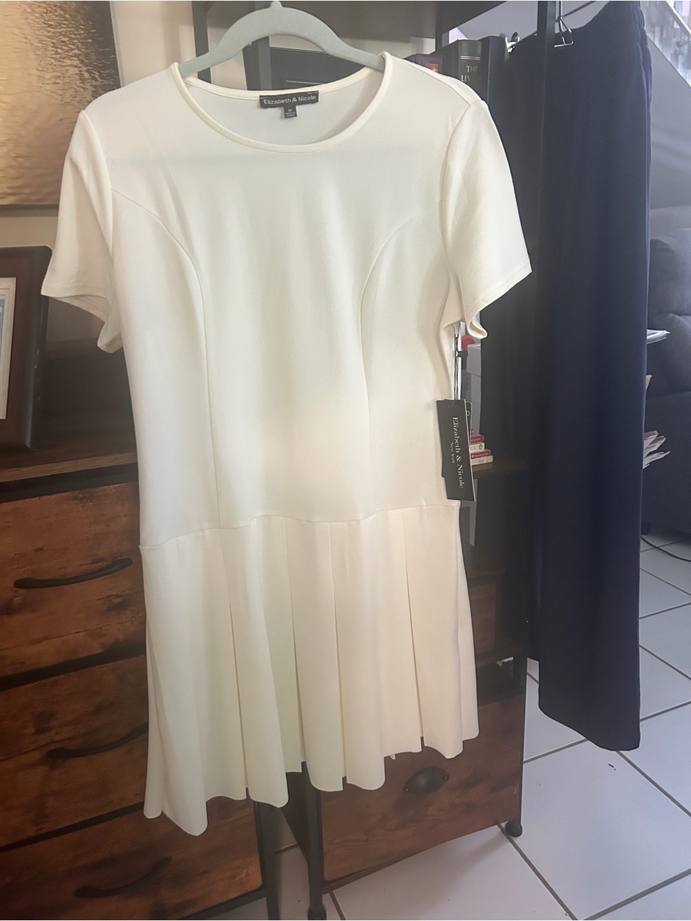 Elizabeth and James Cream Short Sleeve Pleated Dress (Sz: Medium)